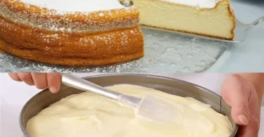 Leckerer Quarkkuchen auf einem Teller, dekoriert mit frischen Früchten