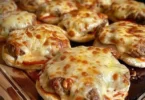 Leckerer Salami Burger mit geschmolzenem Mozzarellakäse auf einem bunten Teller