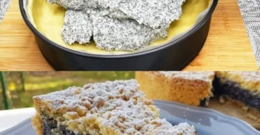 Schmandkuchen auf einem Teller mit frischen Früchten garniert