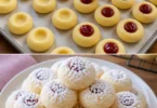 Leckere Schneeplätzchen auf einem festlich gedeckten Tisch