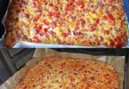 Leckere Schüttelpizza mit frischen Zutaten auf einem Teller