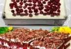 Traditionelle Schwarzwälder Kirschtorte mit Kirschen und Schlagsahne
