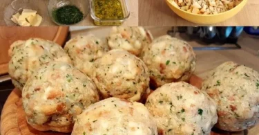 Sivi’s Semmelknödel serviert mit Soße auf einem Teller