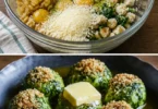 Südtiroler Spinatknödel mit Butter und Parmesan serviert auf einem Teller