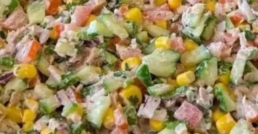 Thunfischsalat mit einer Dose Mais in einer Schüssel serviert