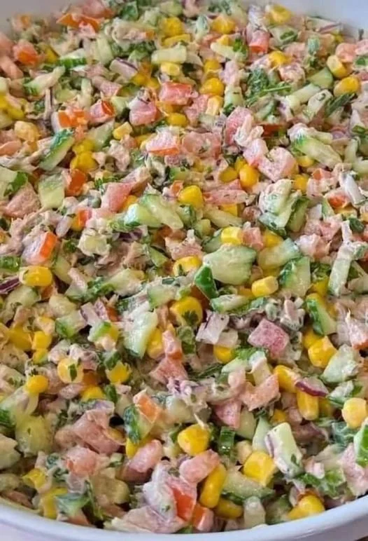 Thunfischsalat mit einer Dose Mais in einer Schüssel serviert
