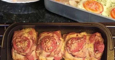 Leckerer Toast Mozzarella Auflauf mit geschmolzenem Käse und appetitlicher Bedeckung