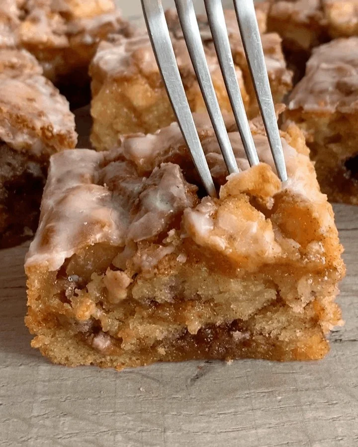 Mischen Sie Mehl mit 100 g Frischkäse, Ultrasaftiger Nusskuchen - Kochen Mit Uns