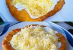 Ungarische Langos mit knusprigem Teig und herzhaften Toppings
