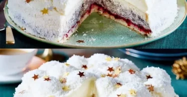 Weihnachtliche Schneeballtorte mit Dekoration und Schokoladenglasur