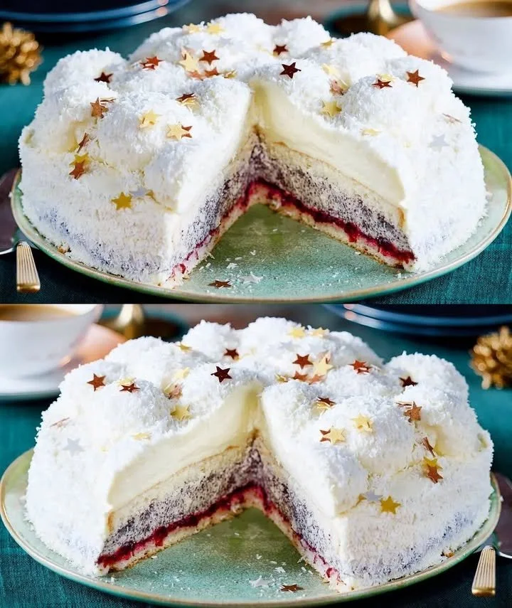 Weihnachtliche Schneeballtorte mit Dekoration und Schokoladenglasur