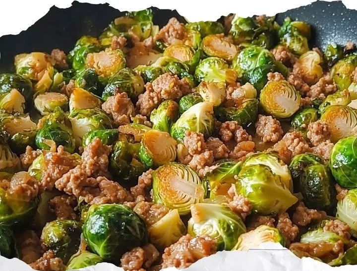 Würzige Rosenkohl-Hackfleisch-PfanneZutaten
500g Hackfleisch
500g Rosenkohl
1 Zwiebel
2 Knoblauchzehen
1 Paprika
2 EL Olivenöl
Gewürze nach Wahl (z.B. Salz, Pfeffer, Papri...