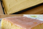 Zitronenkuchen vom Blech, saftig und erfrischend auf einem Blech serviert